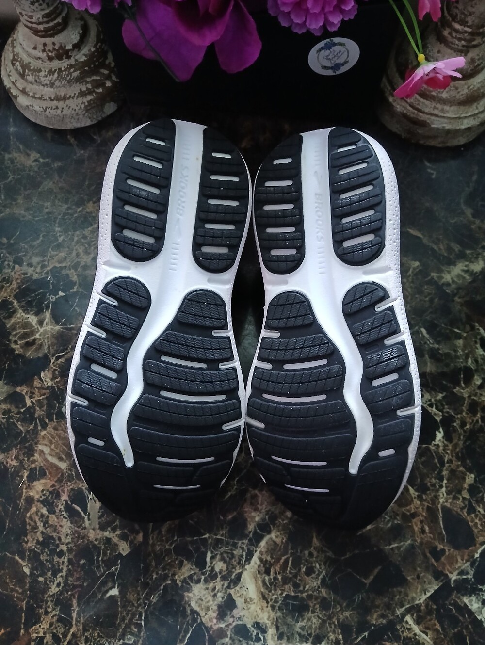 Brooks Ghost Max 2 Super Comfort/Athletic Medical Field Shoes Size 7 for Women - Picture 12 of 14